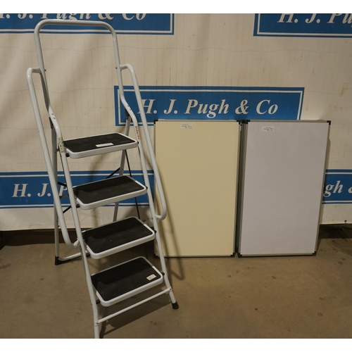 276 - 4 Tread step ladder and 2 folding wallpaper paste tables