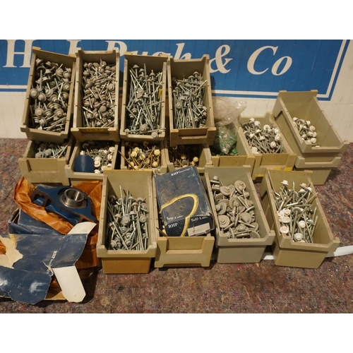 337 - Large quantity of roofing screws