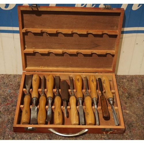 360 - Box of 12 wood chisels