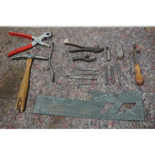 372 - Assorted leather tools including stitching combs, hole punch, pliers, hammer etc