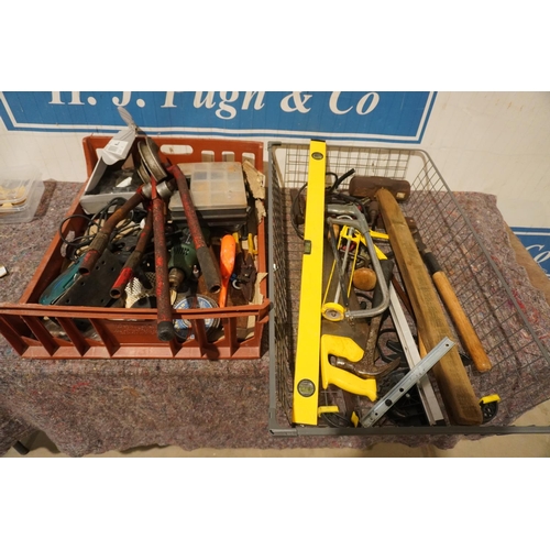 391 - 2 Trays of mixed hand tools including pipe bender, bolt cutters, hammers, saws etc