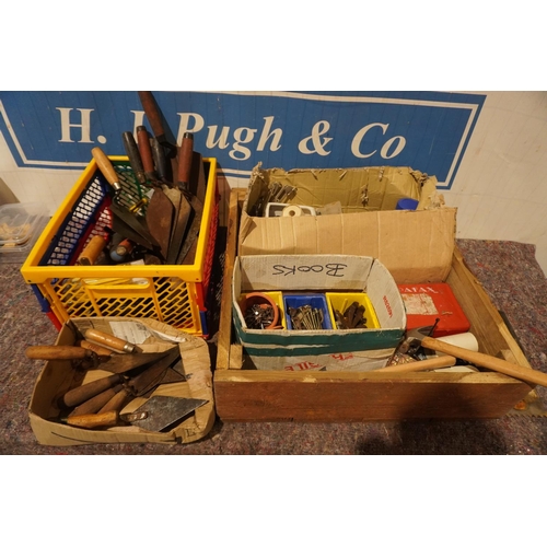 392 - Assorted bricklaying tools, fixings etc