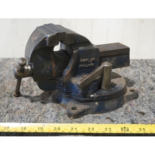 585 - Woden swivel No.0 vice