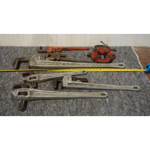 587 - Quantity of rigid wrenches and pipe vice