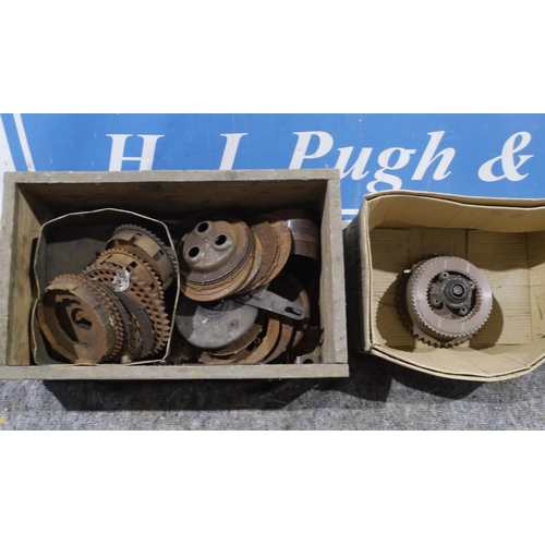 119 - 4 Spring clutch & box of other assorted clutch parts
