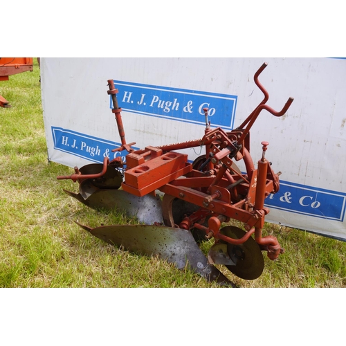 55 - International B13 2 furrow match plough, discs, skims, weight, sliding cross shaft