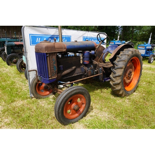 102 - Fordson E27N tractor. 1946. Runs and drives. no foot brake model, handbrake only