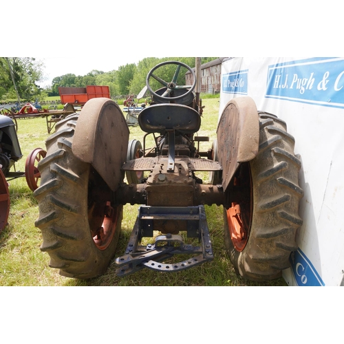 102 - Fordson E27N tractor. 1946. Runs and drives. no foot brake model, handbrake only