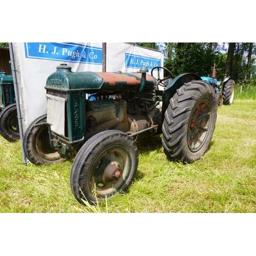 104 - Fordson N tractor. Runs and drives, pulley. Ex Glos CC. Narrow wing