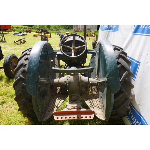 104 - Fordson N tractor. Runs and drives, pulley. Ex Glos CC. Narrow wing