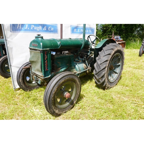 105 - Fordson N green tractor. Narrow wings, pulley, runs and drives