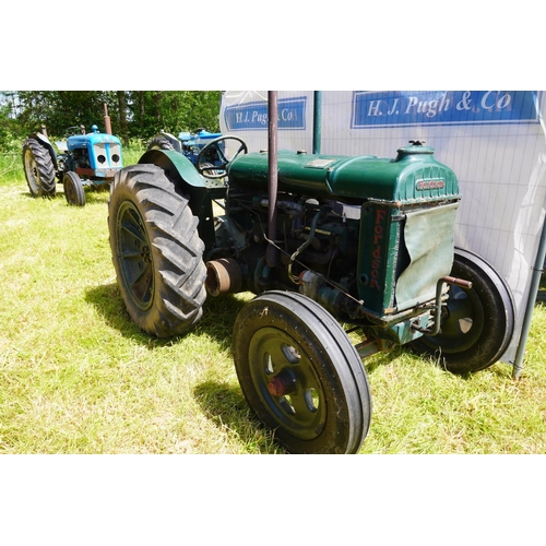 105 - Fordson N green tractor. Narrow wings, pulley, runs and drives