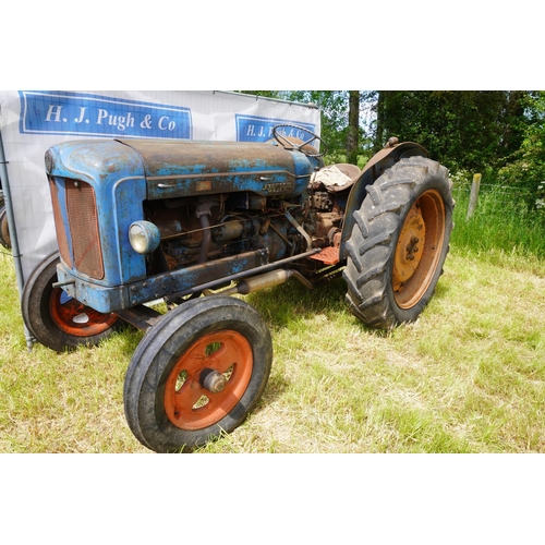 107 - Fordson Major E1A Petrol TVO tractor. Downswept exhaust, electric start. drives. 1952. Pulley. Old b... 