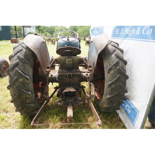 107 - Fordson Major E1A Petrol TVO tractor. Downswept exhaust, electric start. drives. 1952. Pulley. Old b... 