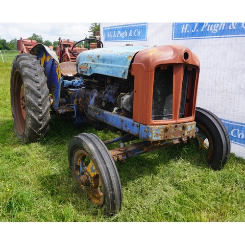 122 - Fordson Power Major tractor. Runs & drives