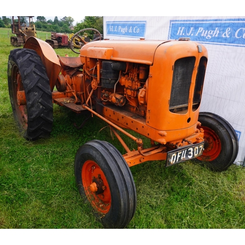 138 - Nuffield M4 tractor. Runs & drives. Reg. OFU 307