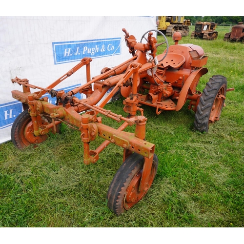 139 - David Brown 2D tractor. Reg. 637 EKX