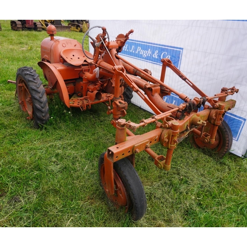 139 - David Brown 2D tractor. Reg. 637 EKX