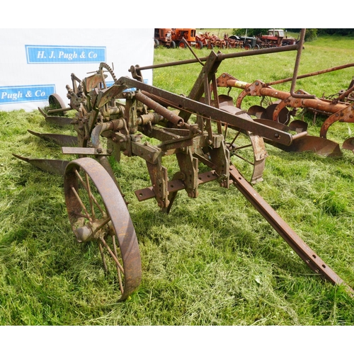 87 - Ransome 3 furrow trailed plough