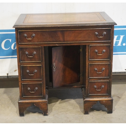 129 - Georgian style mahogany kneehole desk