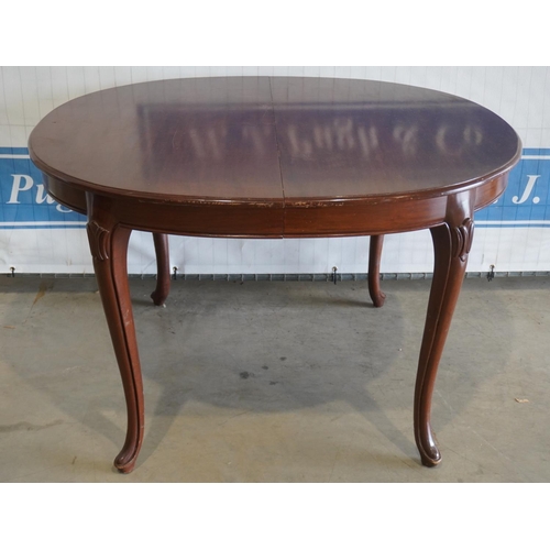 197 - Mahogany oval dining table 48x44