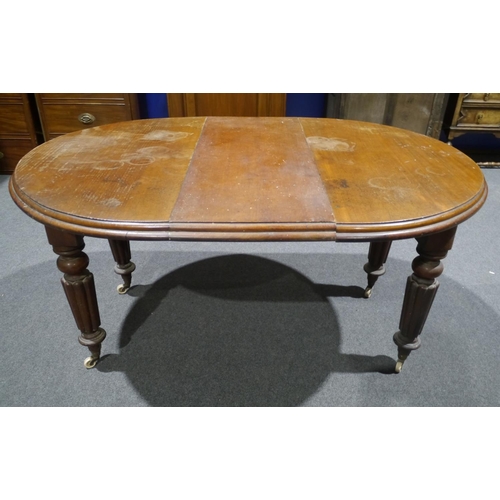 205 - Mahogany oval dining table on casters 58