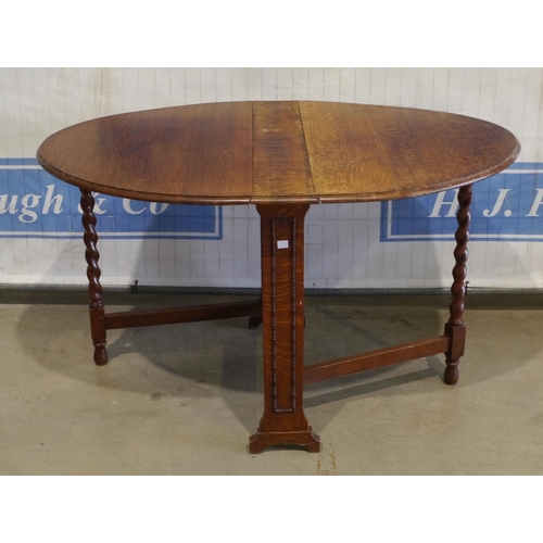 52 - Oval folding table