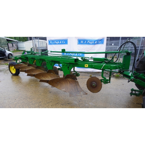 104 - John Deere F145H 5 furrow semi mounted conventional plough, no rust