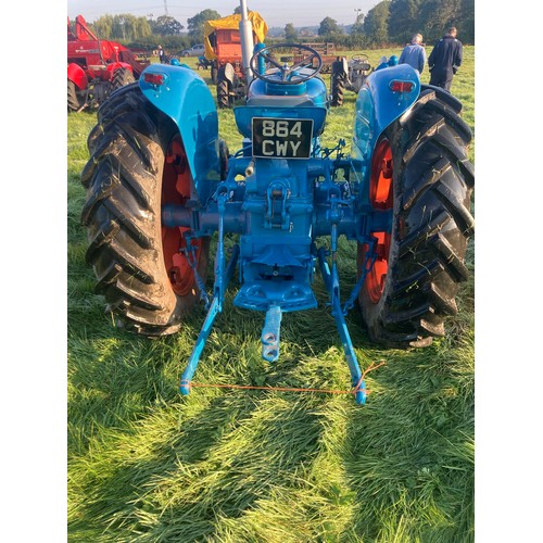 123 - Fordson Super Major tractor. 1963, well restored. Runs very well. Reg. 864 CWY. V5