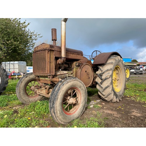 176 - John Deere D tractor. Non runner, barn find