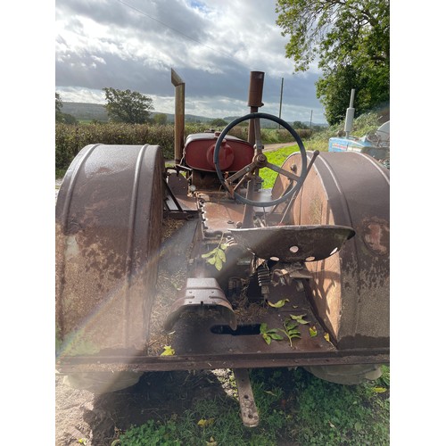 176 - John Deere D tractor. Non runner, barn find