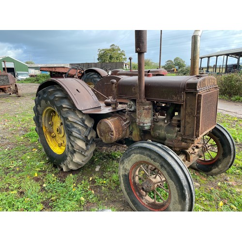 176 - John Deere D tractor. Non runner, barn find