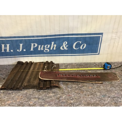 IH B414 Bonnet side grill/emblem