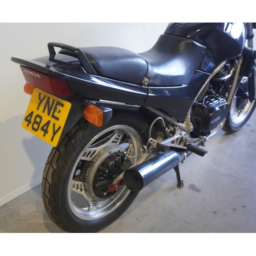 651 - Honda VF400FD motorcycle. 1983. Runs but needs carb cleaning. Imported, MOT till 24.3.22. Reg. YNE 4... 