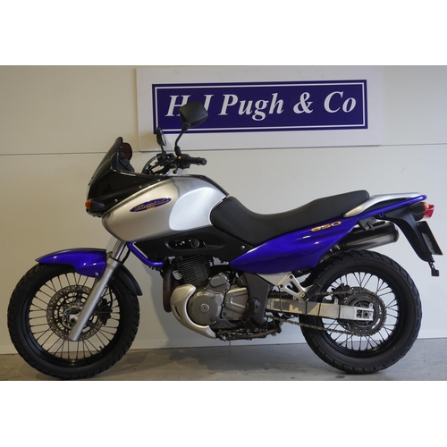 696 - Suzuki XF650 Freewind motorcycle. 644cc. 1997. 2 Owners from new with clear HPI report and MOT until... 
