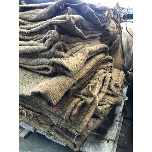 214 - Hessian sacks in good condition. Approx 50