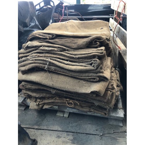 214 - Hessian sacks in good condition. Approx 50