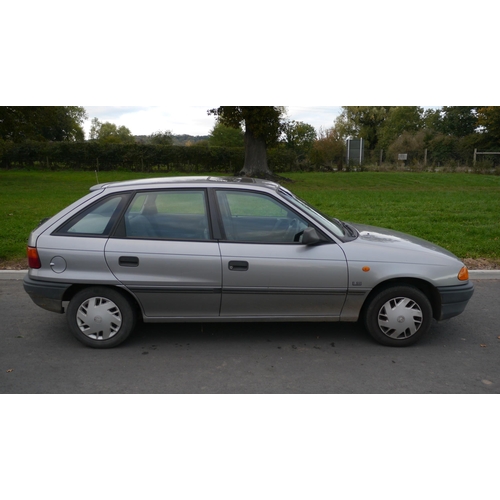 748 - Vauxhall Astra LS Auto 1.4. 1994. Starts and drives. MOT until 18/8/22. 66,000 miles.  with service ... 