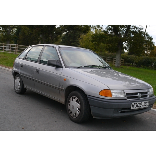 748 - Vauxhall Astra LS Auto 1.4. 1994. Starts and drives. MOT until 18/8/22. 66,000 miles.  with service ... 