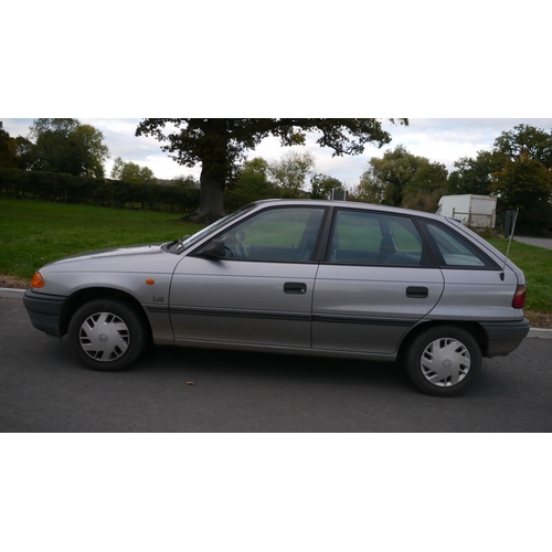 748 - Vauxhall Astra LS Auto 1.4. 1994. Starts and drives. MOT until 18/8/22. 66,000 miles.  with service ... 