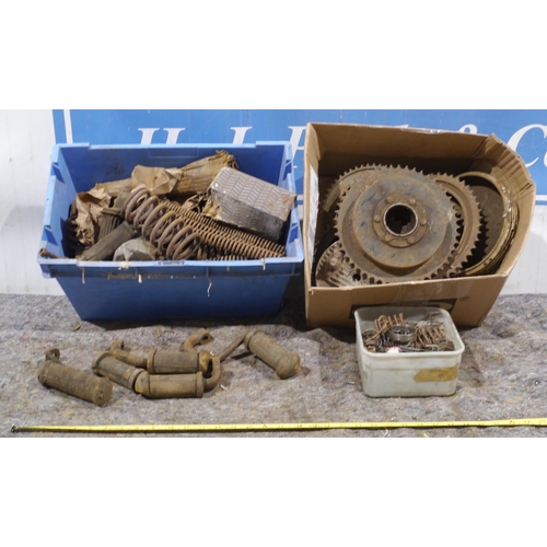 520 - Box of assorted sprockets and box of foot pegs and springs