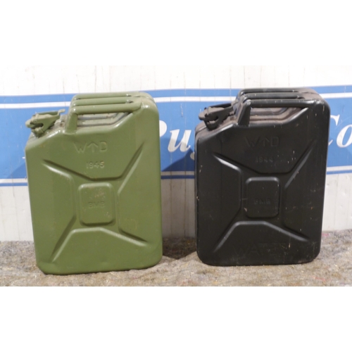 553 - 2 Jerry cans stamped WD 1944/1945