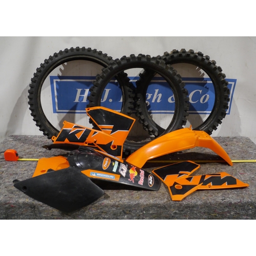 564 - 2 Rear 100-90x19, 1 front 90-100x21 used motocross tyres and KTM125 SX/MX motocross body kit