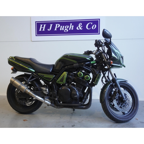 749 - Yamaha FZS600 motorcycle. 600cc. 1999. Runs and rides. Original owners manual. MOT expired 9/10/21. ... 