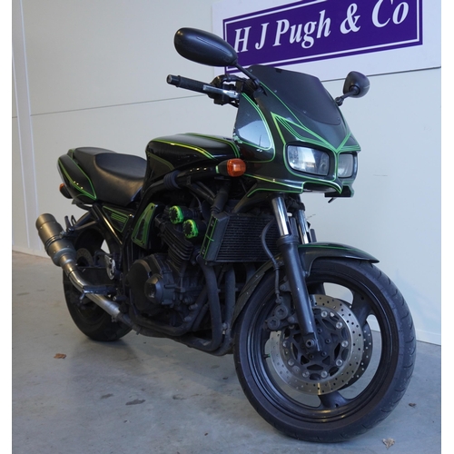 749 - Yamaha FZS600 motorcycle. 600cc. 1999. Runs and rides. Original owners manual. MOT expired 9/10/21. ... 