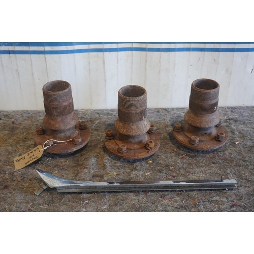 583 - Jaguar XK wheel splines, hubs, split screen centre section