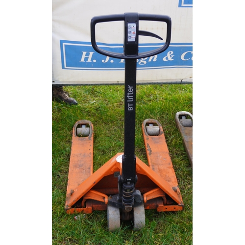 541 - Pallet truck