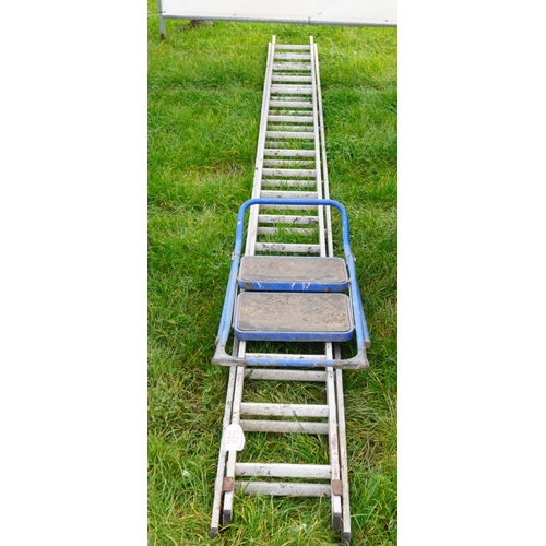 568 - Extending ladder and step ladder