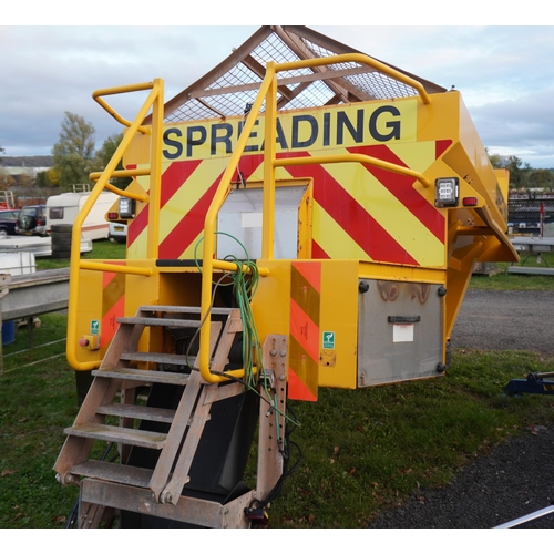 1444 - Gritter body with electric and manual controls