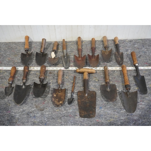 13 - Assorted garden trowels to include Spear & Jackson and Brades